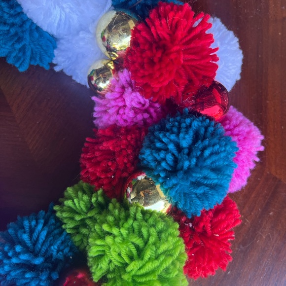 Pompon Christmas Wreath - Picture 2 of 8